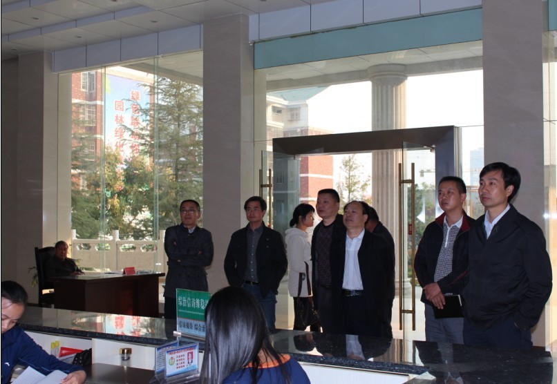 市党政代表一行,在市人民政府办公室副主任,市城改办主任程必庆陪同下